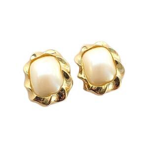 Vintage Richelieu Gold Tone Clip-On Earrings Faux Pearl Mode Classic Twee